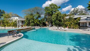 3 utomhuspooler och solstolar