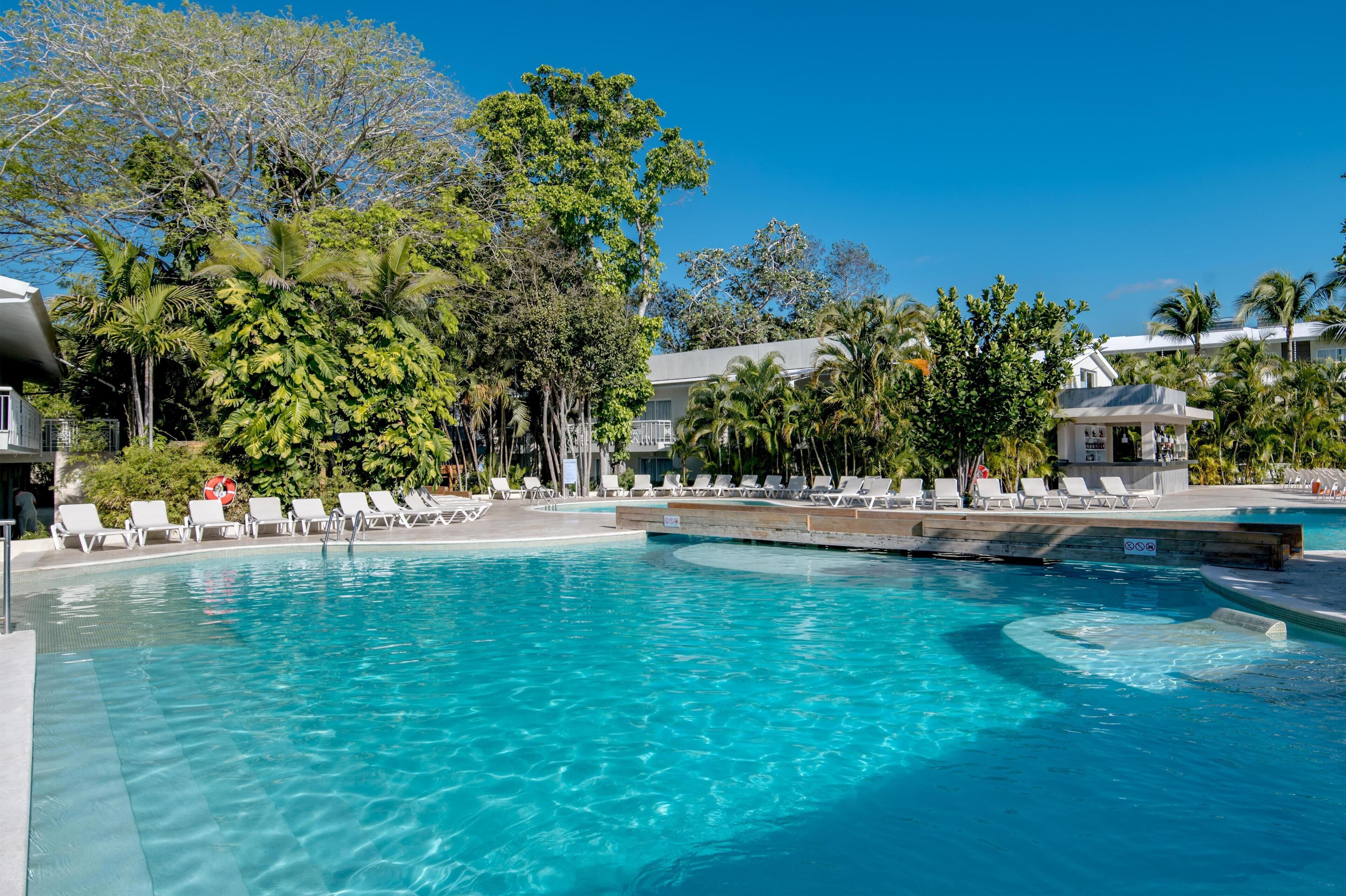 3 outdoor pools, sun loungers