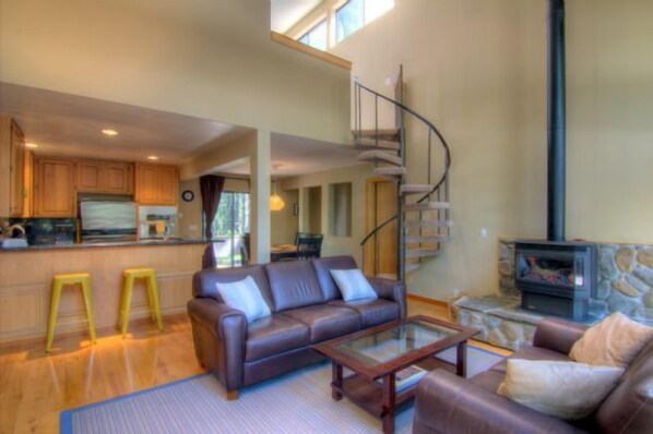 House, 3 Bedrooms | Living room | TV