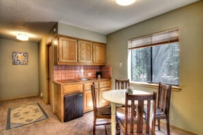 House, 3 Bedrooms | In-room dining