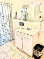 Secador de pelo, toallas