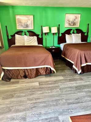 Desk, rollaway beds, free WiFi, bed sheets - Traveler's Inn Motel (Olney)