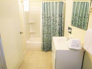 Room, 1 King Bed, Non Smoking | Bathroom | Hair dryer, towels - Traveler's Inn Motel (Olney)