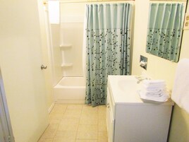 Quarto, 1 cama King, para não fumantes | Banheiro | Secador de cabelo, toalhas de banho