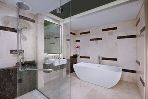 Familien-Suite | Badezimmer | Kostenlose Toilettenartikel, Haartrockner, Handtücher, Seife