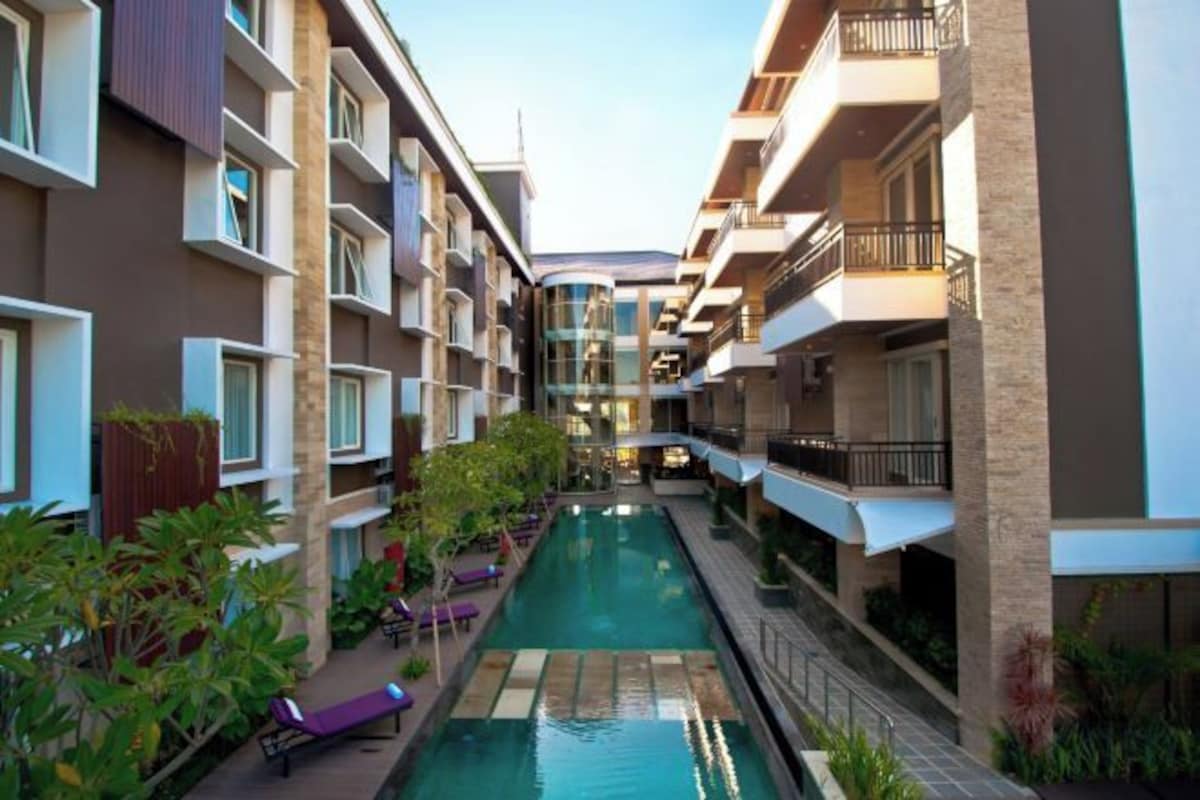 Superior Pool View