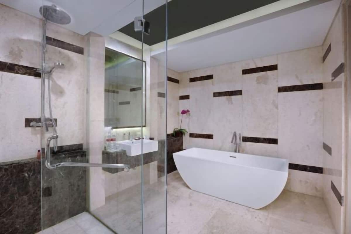 Bathroom | Free toiletries, hair dryer, towels, soap