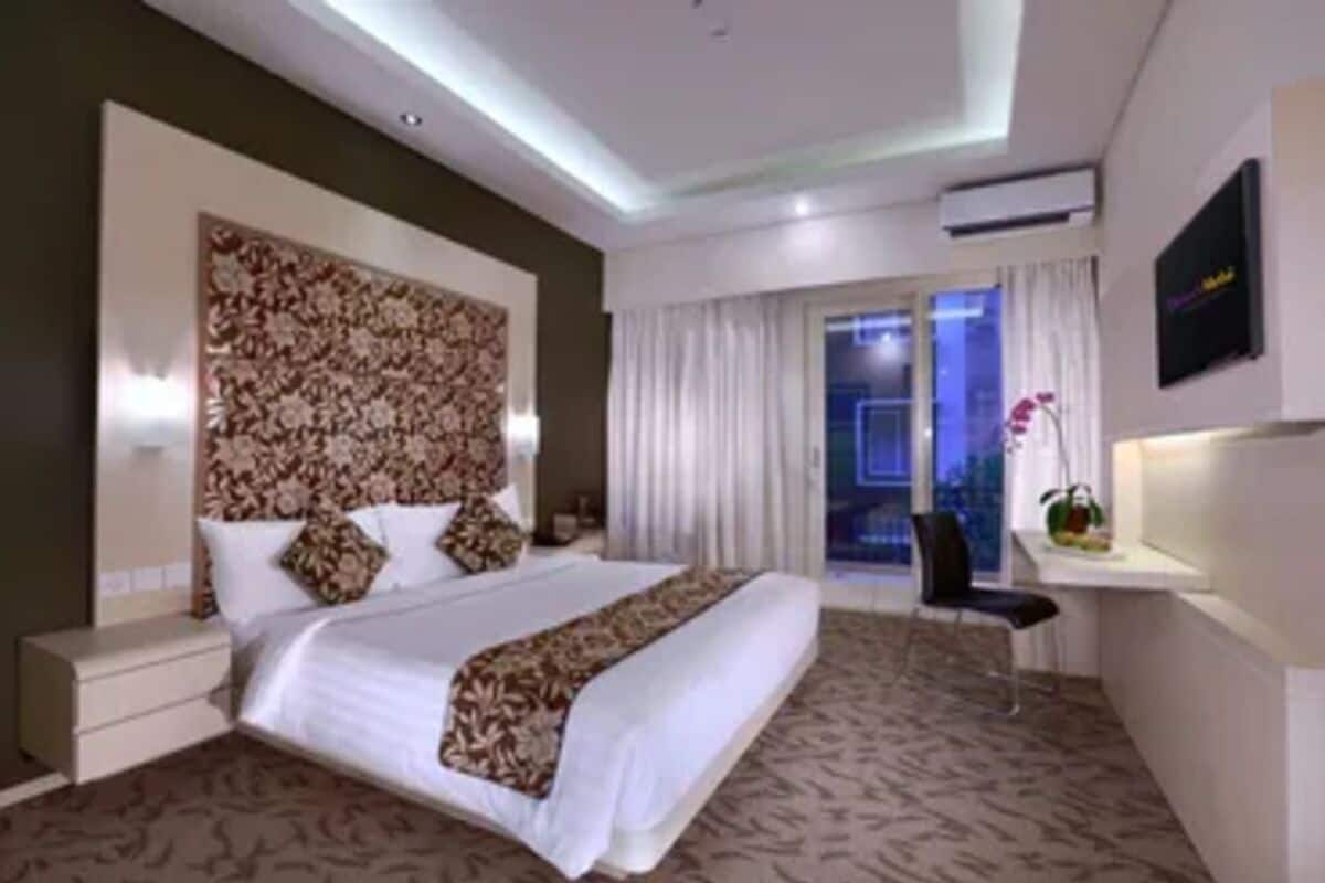 Minibar, in-room safe, desk, laptop workspace