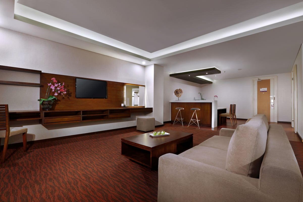 Family Suite | 1 bedroom, minibar, in-room safe, desk