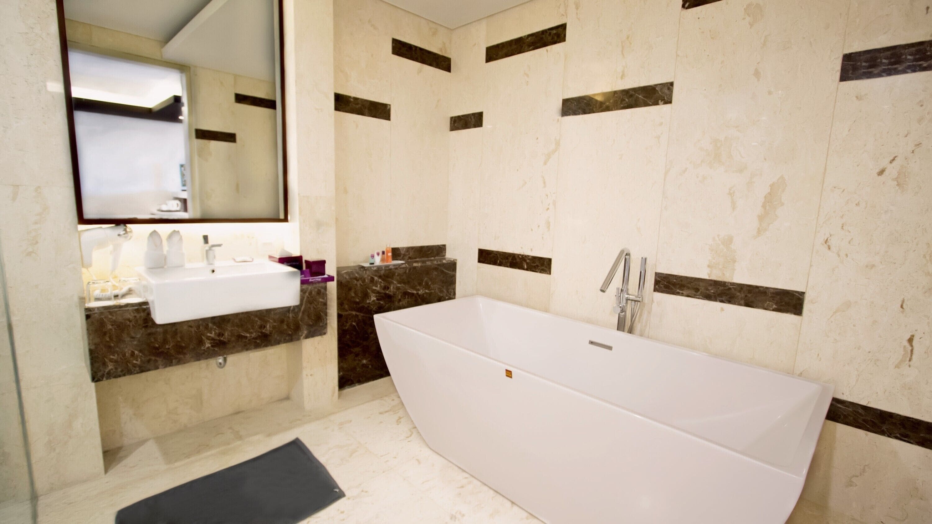 이그제큐티브 스위트 | 욕실 | 무료 세면용품, 헤어드라이어, 타월, 비누