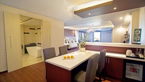 Executive suite | Privékitchenette | Een koffiezetapparaat/waterkoker, een waterkoker