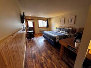 Suite, 1 King Bed, Accessible, River View | Premium bedding, individually decorated, individually furnished, desk - Methow River Lodge & Cabins (Winthrop)