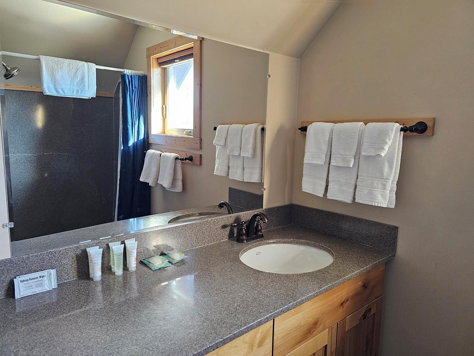 Family Cabin, 2 Bedrooms, Hot Tub, River View | Bathroom | Combined shower/tub, free toiletries, towels