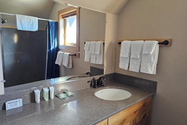 Family Cabin, 2 Bedrooms, Hot Tub, River View | Bathroom | Combined shower/tub, free toiletries, towels
