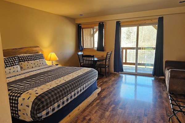 Suite Deluxe, 1 chambre, vue sur le fleuve | Literie de qualité, décor unique, ameublement unique, bureau