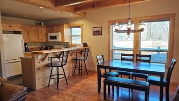 Familiehytte - 2 soveværelser - boblebad - udsigt til flod | Privat tekøkken | Mikrobølgeovn, kaffe-/temaskine