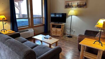 Traditionel hytte - 1 soveværelse - boblebad - udsigt til flod | Opholdsområde | Fladskærms-tv