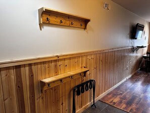 Suite, 1 King Bed, Accessible, River View | Premium bedding, individually decorated, individually furnished, desk - Methow River Lodge & Cabins (Winthrop)