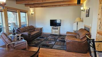 Cabaña familiar, 2 habitaciones, hidromasaje, vista al río | Área de sala de estar | Televisión de pantalla plana