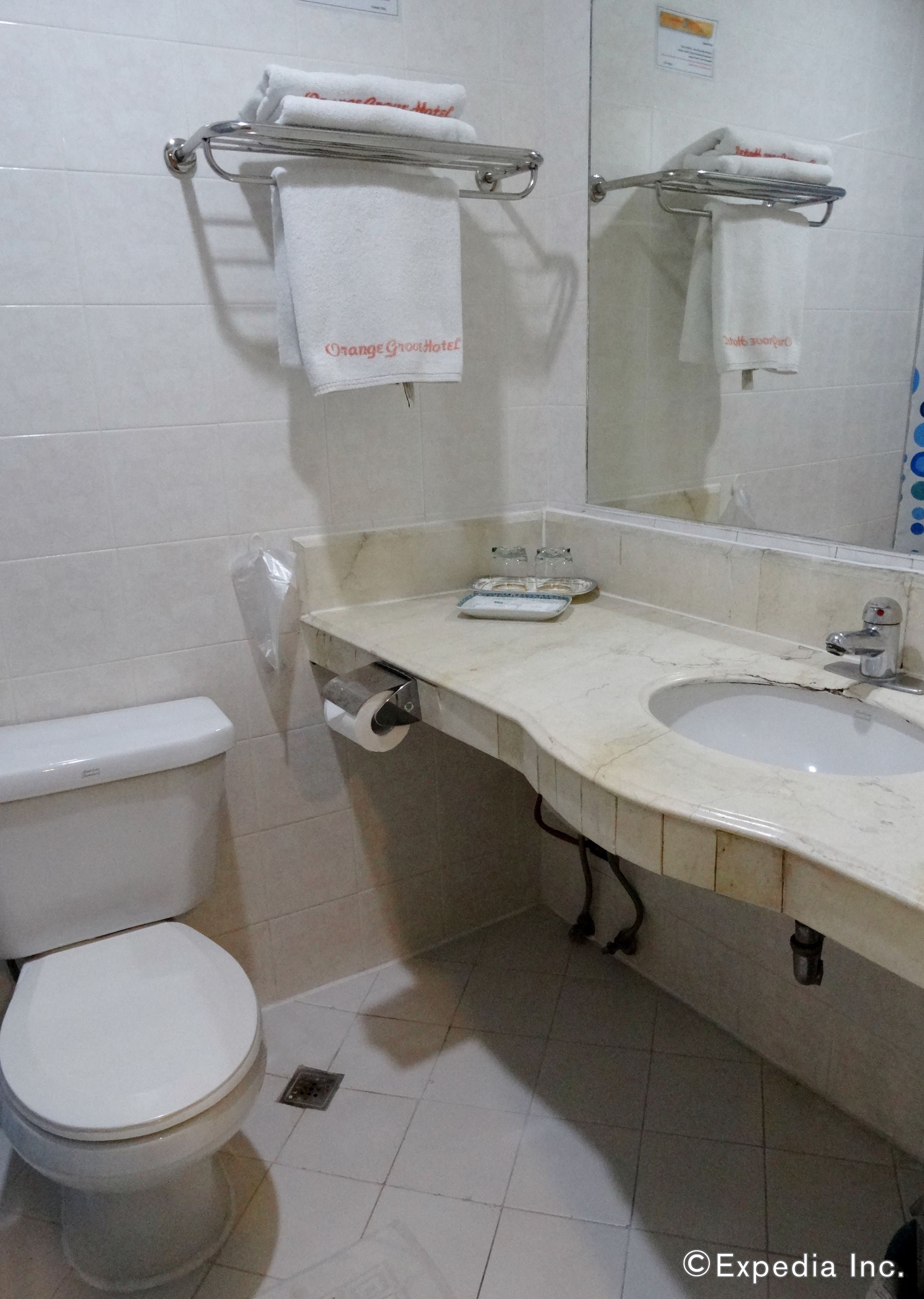 Executive Suite | Bathroom | Shower, towels, soap, shampoo