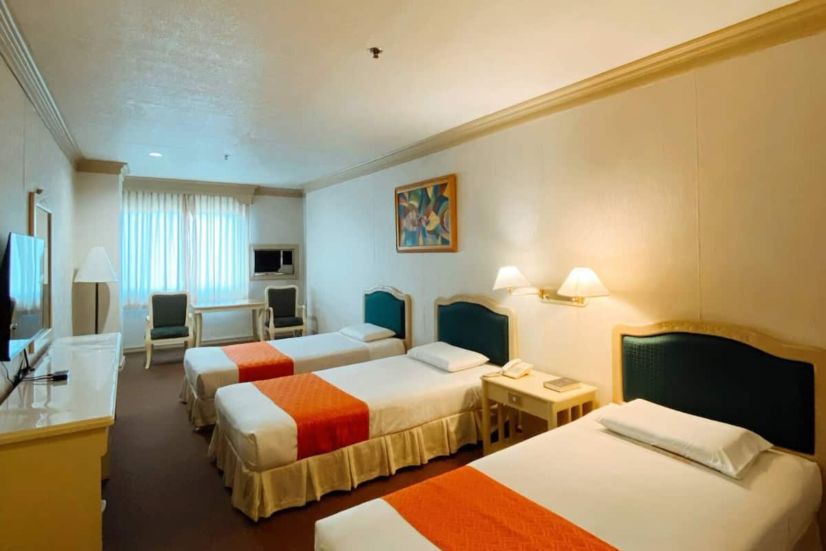 Deluxe Triple Room, 3 Twin Beds | Desk, blackout drapes, free WiFi, bed sheets