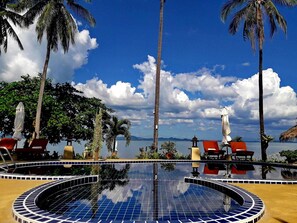 Outdoor pool, pool umbrellas, pool loungers - Amber Sands Beach Resort (Ko Chang)