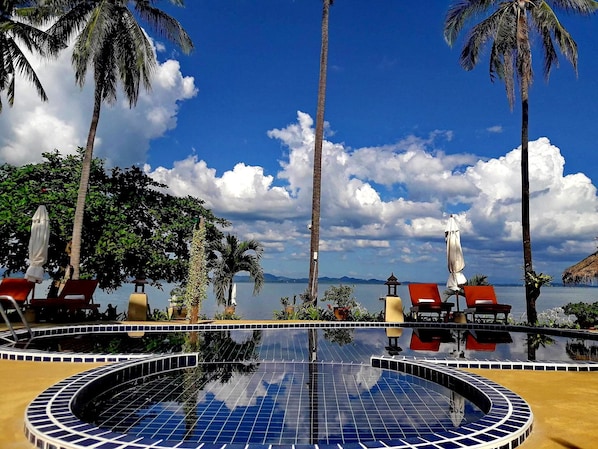 Piscine extérieure, parasols de plage, chaises longues