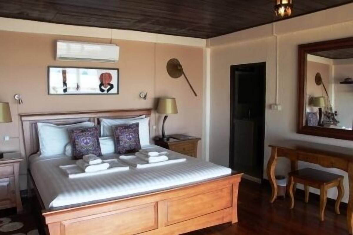 Beach House Room / Downstairs | 埃及棉床單、房內夾萬、書桌、免費嬰兒床