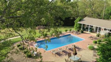 Kolam renang outdoor