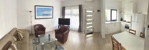 Departamento estándar, 1 habitación | Área de sala de estar | Televisión de pantalla plana 