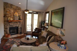 豪華並排別墅, 2 間臥室, 山景, 山旁 (Bird's Nest) | 客廳 | 平面電視、壁爐、DVD 播放機