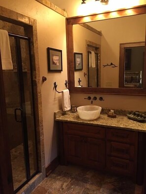 Luxury Duplex, 3 Bedrooms, Mountain View, Mountainside (Nightshade) | Bathroom | Combined shower/tub, free toiletries
