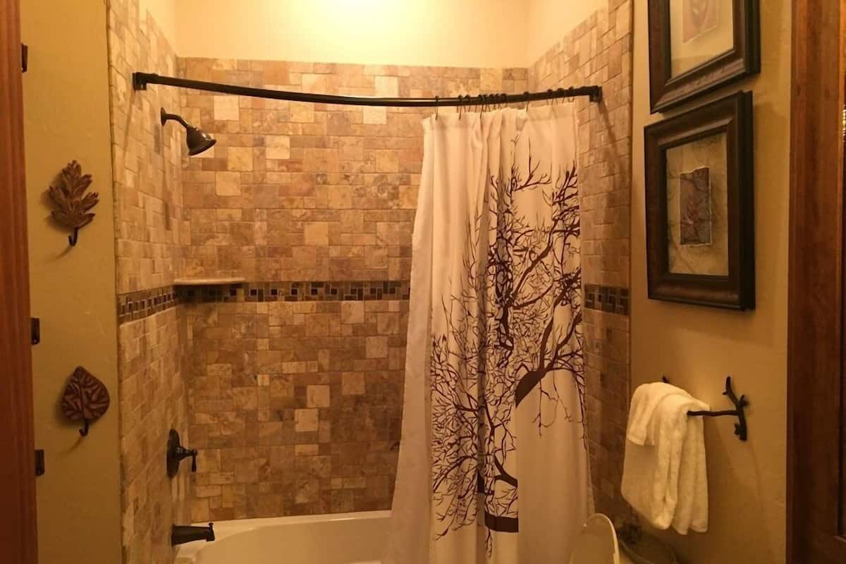 Dupleks Mewah, 3 kamar tidur, pemandangan gunung, tepi gunung (Nightshade) | Kamar mandi | Kombinasi shower/bathtub dan perlengkapan mandi gratis