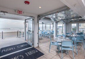 Cocina americana, con vista al mar 