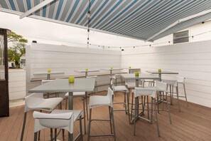 American cuisine, sea views - Stones Throw (York Beach)