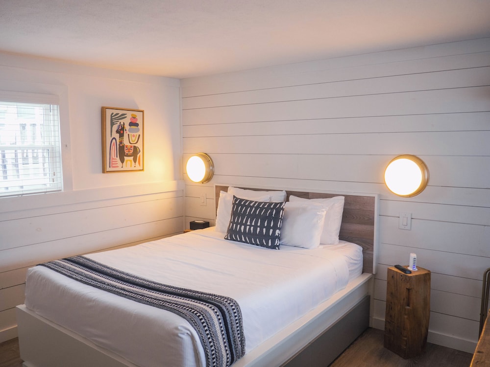 Stones Throw Hotel and Restaurant by null