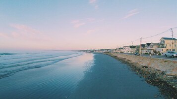 Una playa cerca, sombrillas, toallas de playa