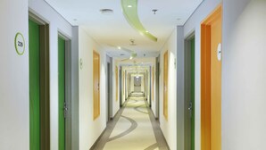 Un couloir d’hôtel avec des portes numérotées 229, 230 et 231.