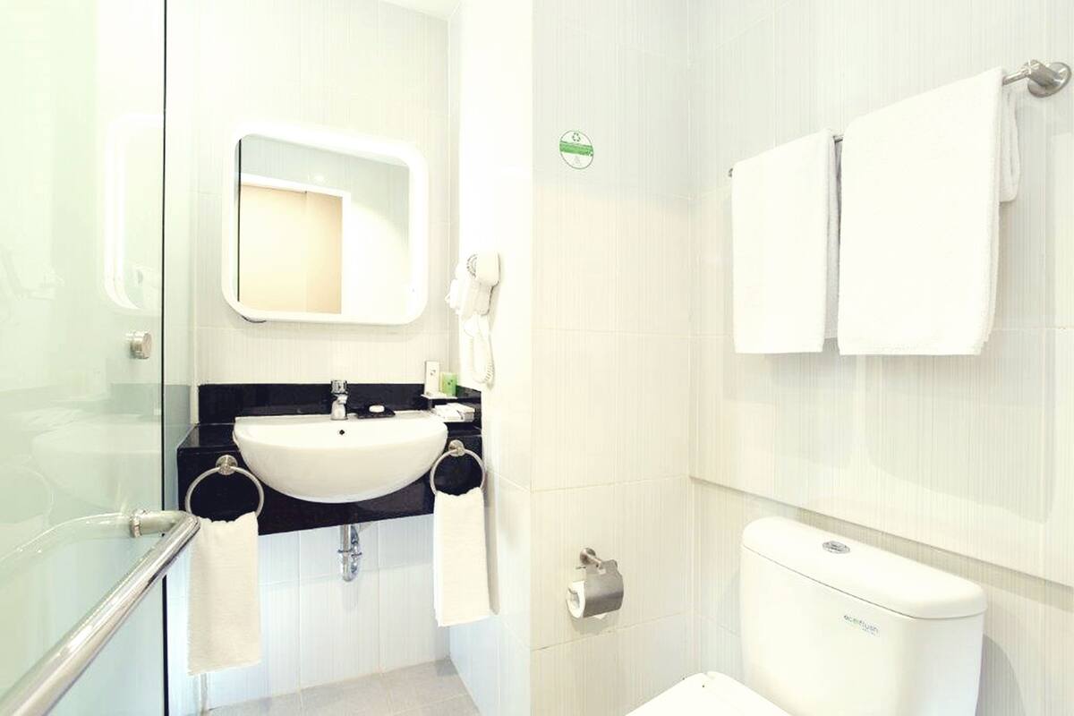 shower, rainfall showerhead, free toiletries, hair dryer