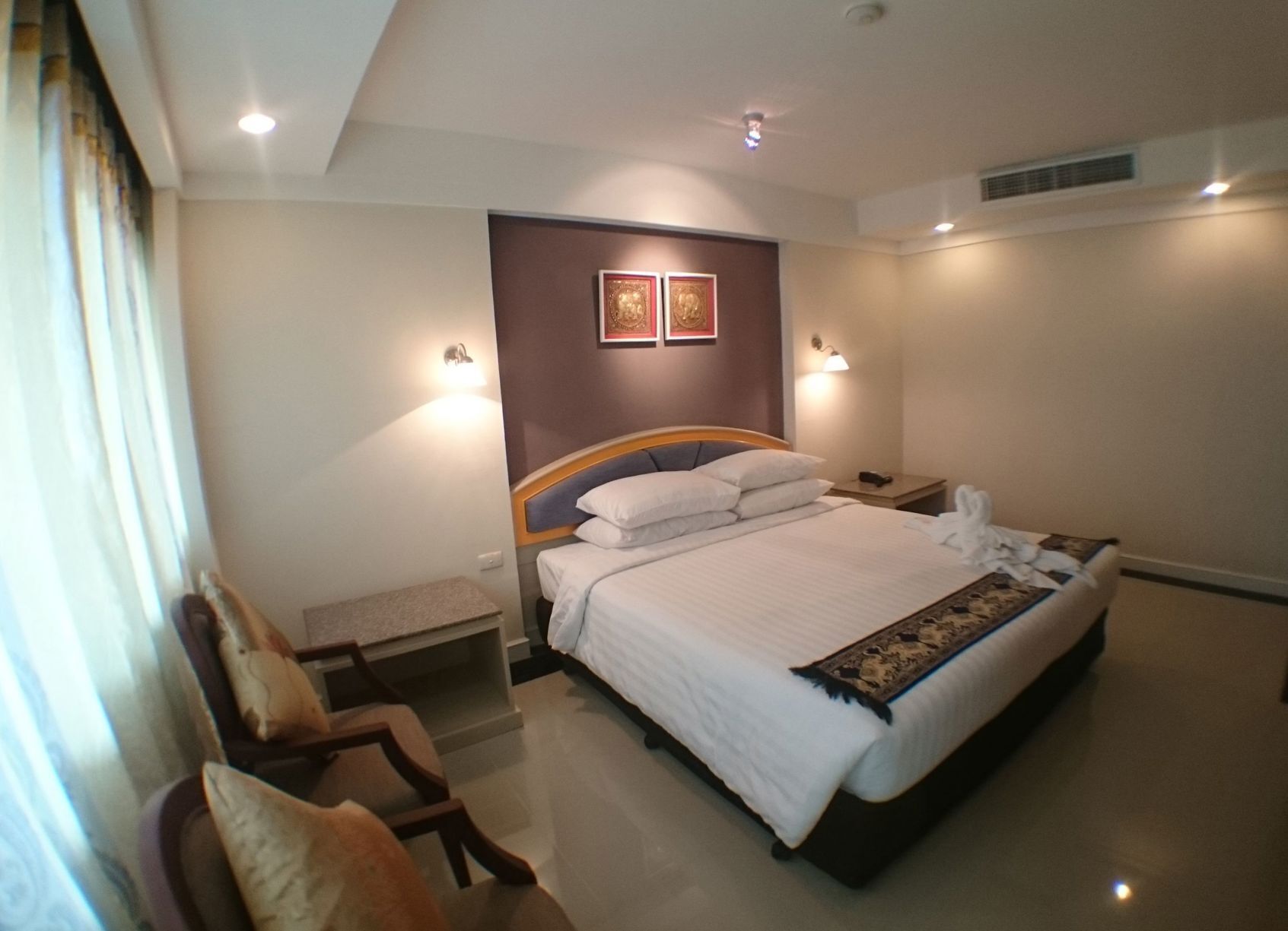 In-room safe, desk, free WiFi