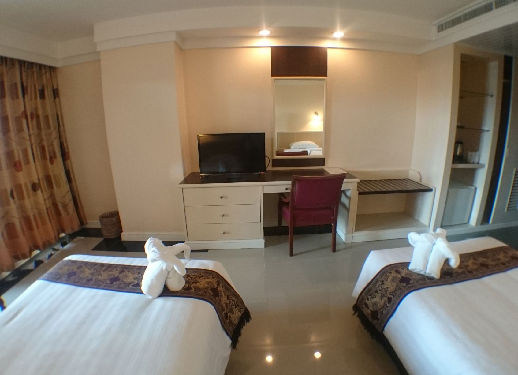 In-room safe, desk, free WiFi