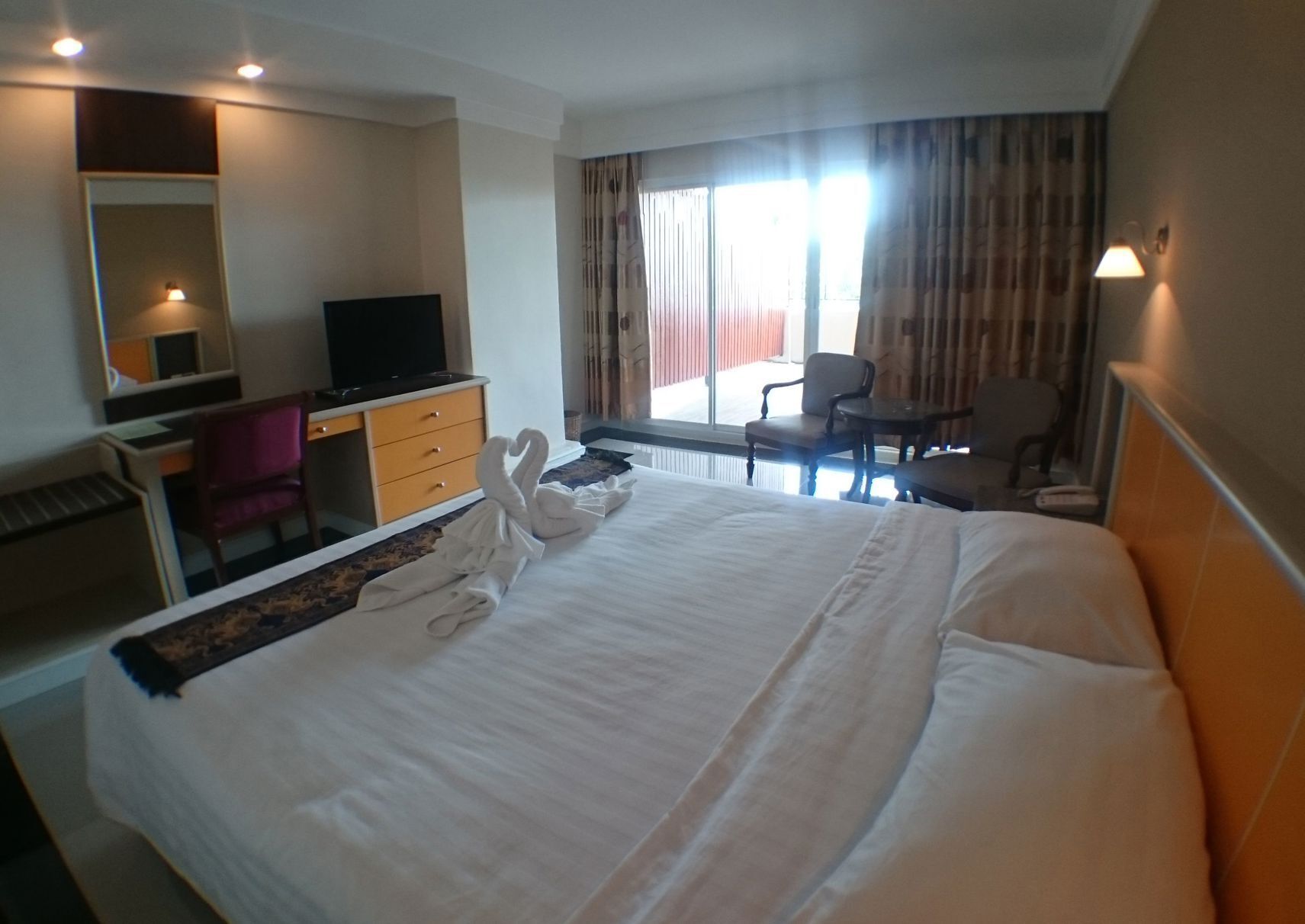 In-room safe, desk, free WiFi