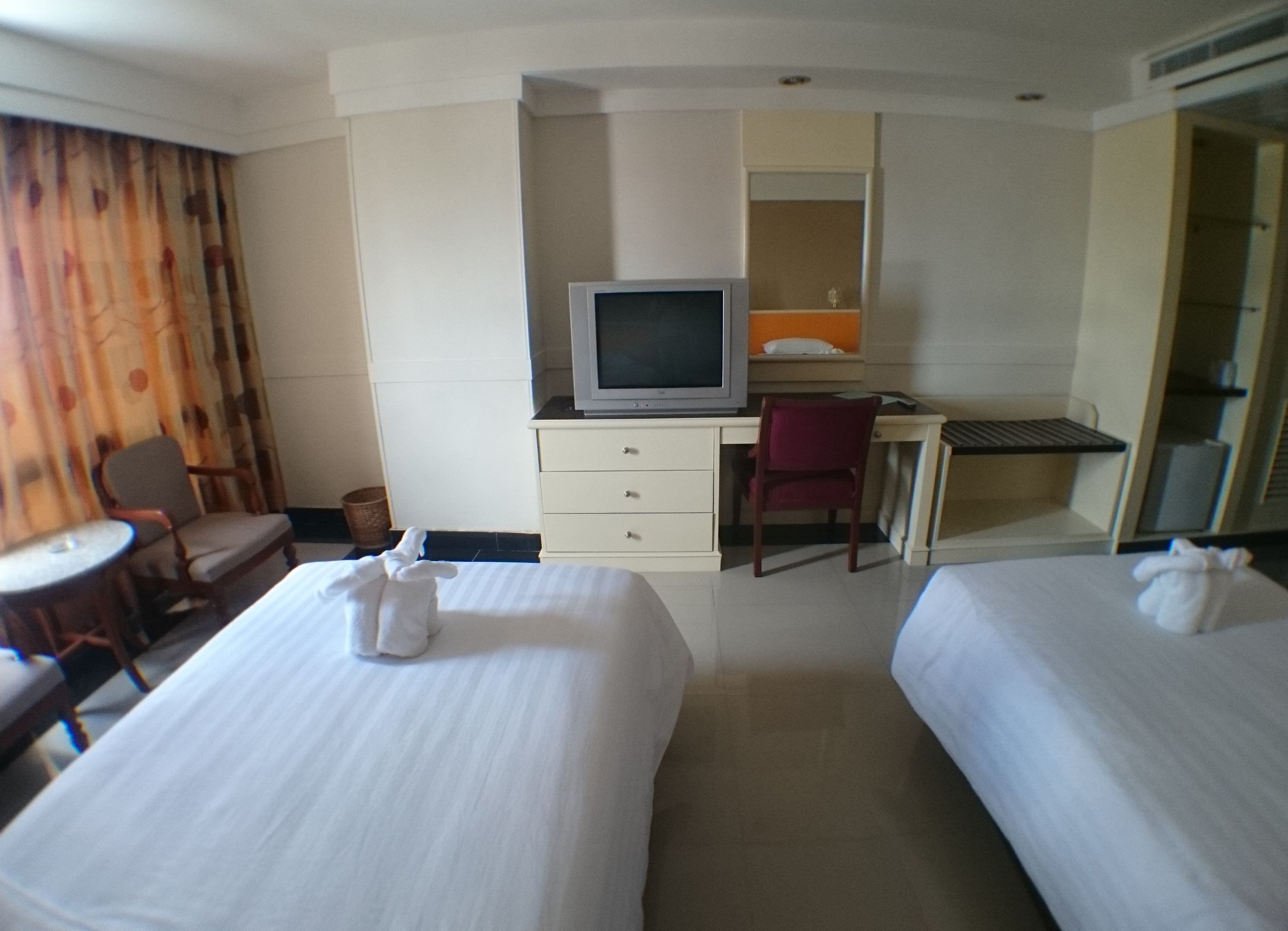 In-room safe, desk, free WiFi