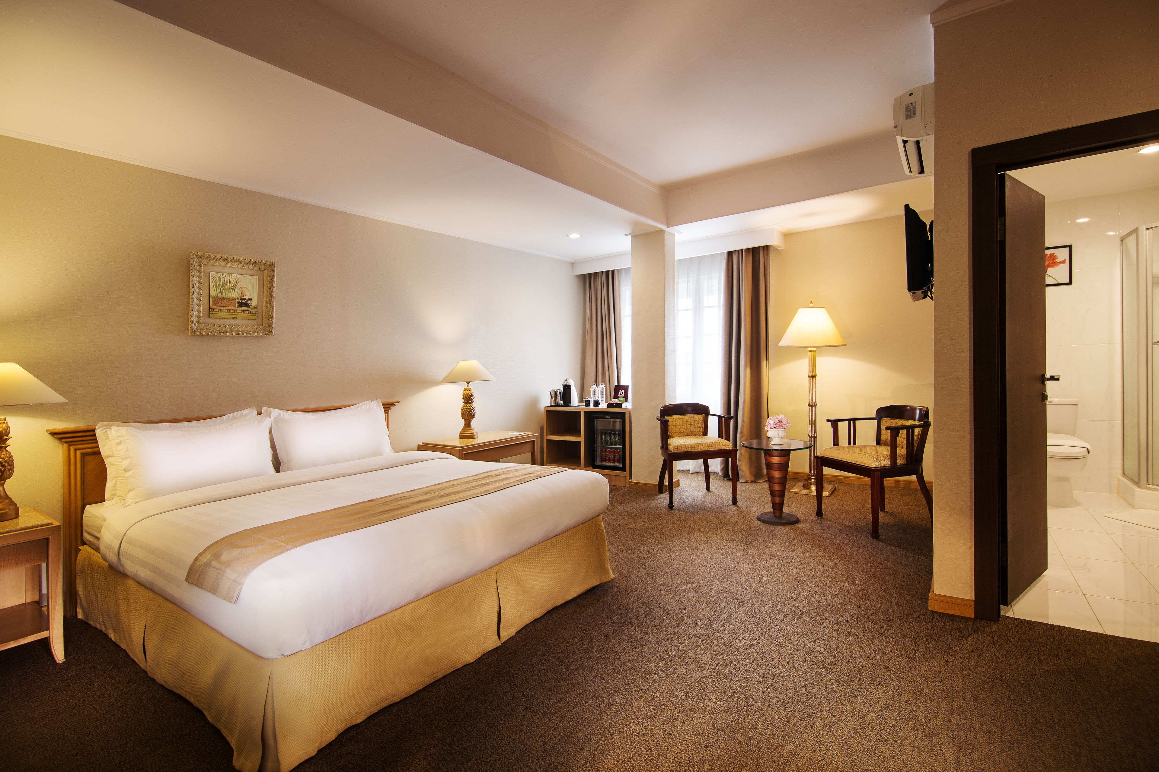 junior suite | free minibar, in-room safe, desk, blackout curtains