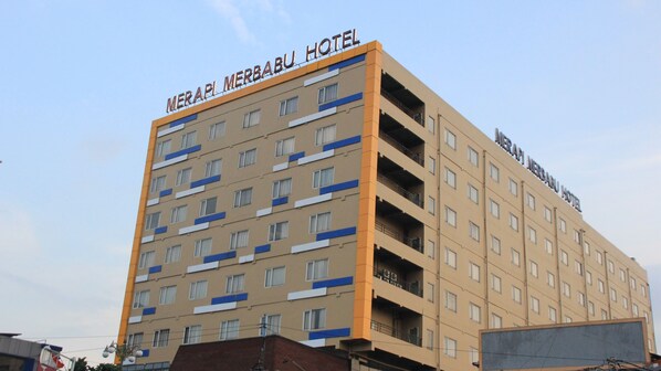 Un edificio de hotel de varios pisos con un letrero que dice 'MERAPI MERBABI HOTEL'.