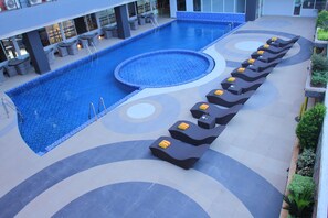 Utendørsbasseng og solsenger