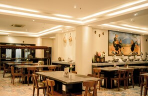 Café da manhã, almoço e jantar; culinária internacional 