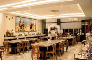 供应早餐、午餐和晚餐，国际美食