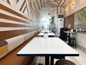 Restaurant - Red Planet Makati Amorsolo (Makati)