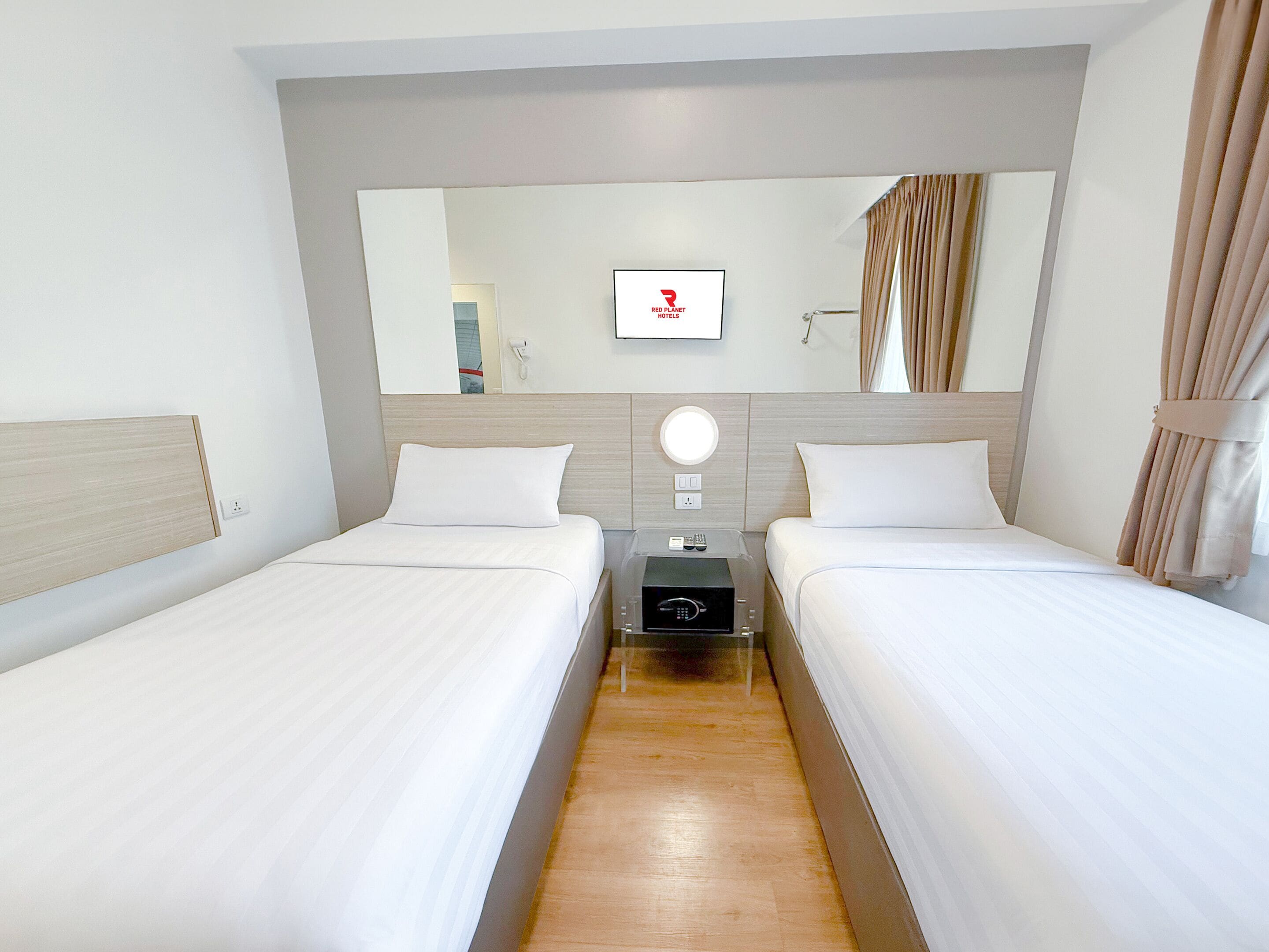 Foto - Red Planet Makati Amorsolo